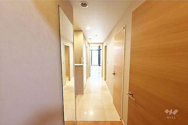 玄関。SICつきで、キャリーケースやベビーカー等、大きなお荷物もすっきり収納できます。お部屋の中が除かれにくい構造になっており、セキュリティ面も安心ですね。