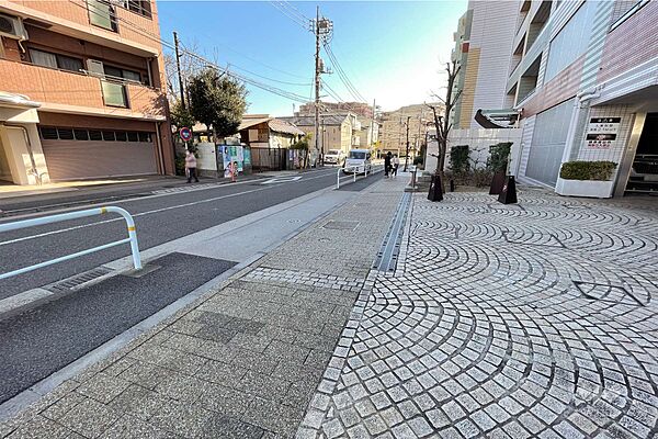 駐車場の出入り口は広々で、駐車しやすいです。