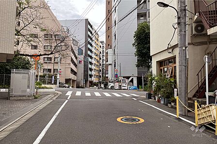敷地東側の前面道路（北側から）