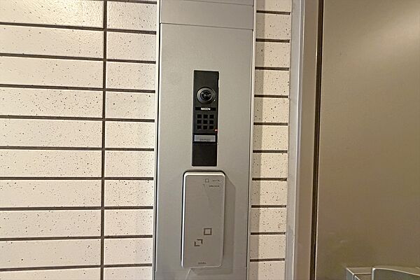 玄関は電子錠です