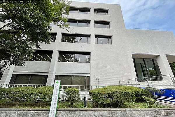 都立中央図書館の外観