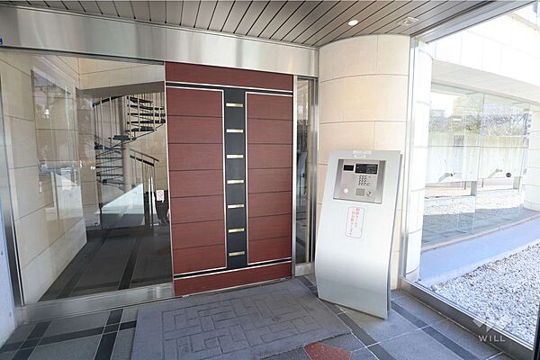 エントランスはオートロック付きです。