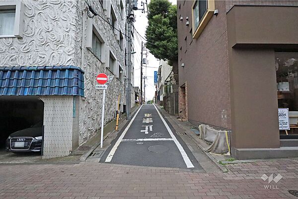敷地西側の前面道路(北側から)