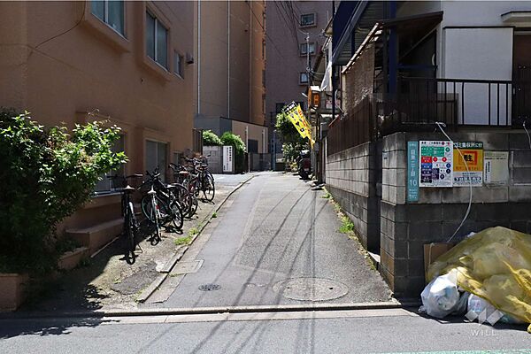 敷地北西側の前面道路(北東側から)