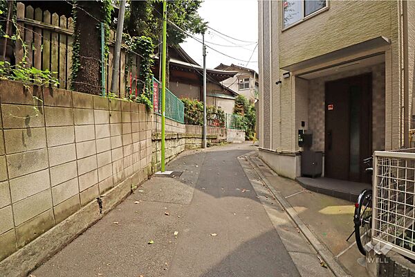 物件の北側前面道路（北西側から）［2026年6月30日撮影］