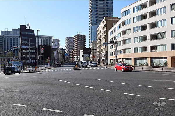 敷地南東側の前面道路（東側から）