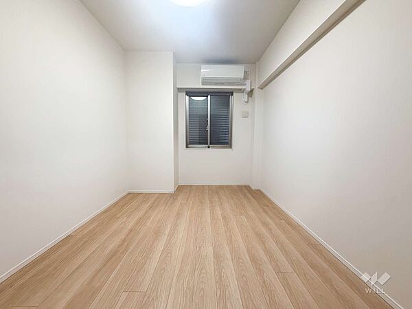 北東側洋室約6.4帖明るい床と白壁で清潔感のある洋室。エアコンと換気扇を備え、空気がこもりにくく快適に過ごせる空間です。※ＣＧによる家具消し処理を行っています。