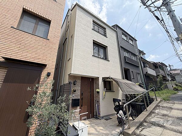 東京メトロ南北線「白金高輪」駅徒歩6分。周辺には買い物施設や教育施設が整い、過ごしやすい環境です。