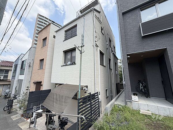 南西向きのため日当たり良好。建物前には自転車置き場がございます。