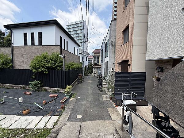 周辺は閑静な住宅街になっています。目の前の道路は車が通らないため、お子様が飛び出したりしても安心です。