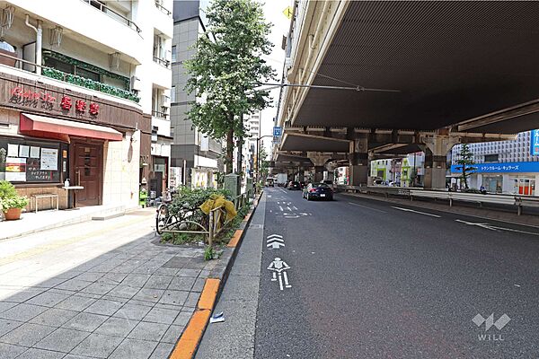 敷地南東側の前面道路（南西側から）