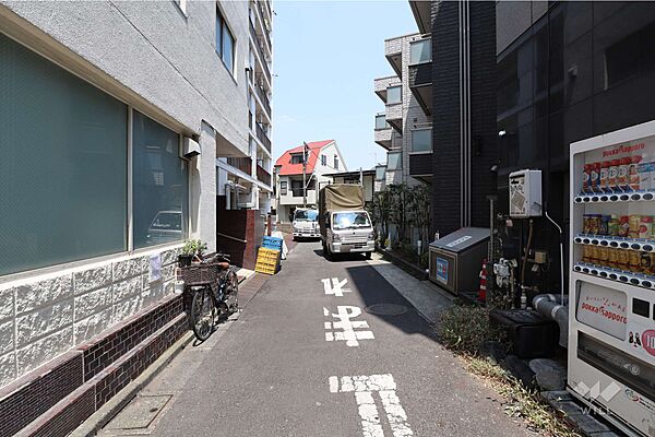 敷地東側の前面道路（南側から）