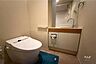 トイレ：トイレ細部まで配慮された、洗練されたレストルーム。ホテルライクな雰囲気が漂う上質な空間です。※AIによる家具消し加工済み