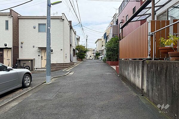 物件の北側前面道路（西側から）