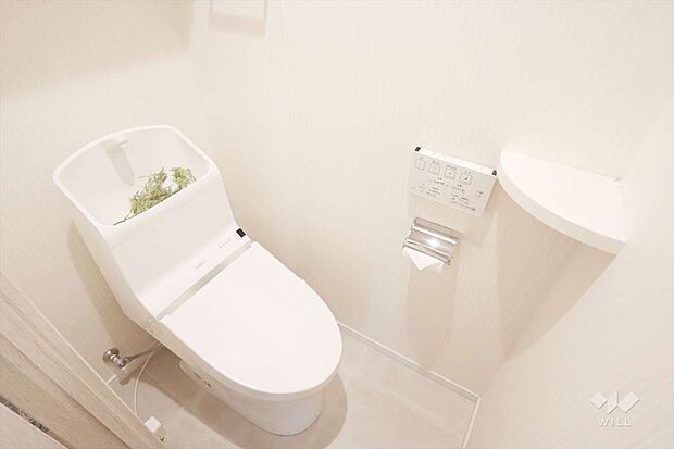 トイレ。汚れが貯まりにくいタンクと便座が一体型の便器です。温水洗浄便座つきなので清潔を保てます。