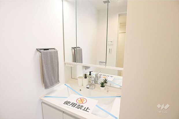 洗面室［2024年5月7日撮影］白を基調とした清潔感のある洗面室です。