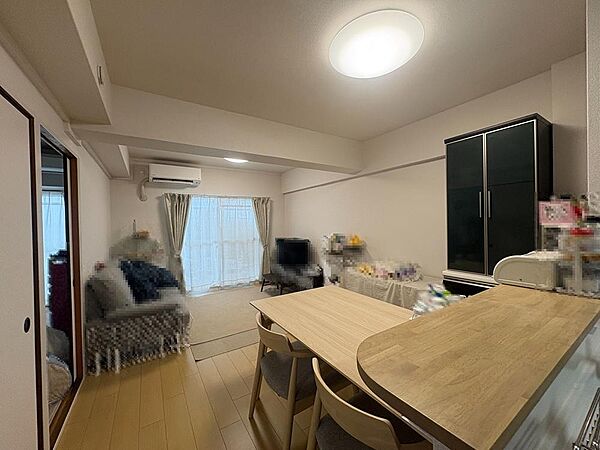 【LDK】広さは約13.9帖。隣接した和室2部屋と空間をゆるく繋げることができる間取り。リビング・ダイニングは仕切りがなく、家具を自由にレイアウトしやすい空間です。