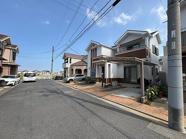 【前面道路含む現地写真】敷地面積45坪以上。ゆとりある「4LDK」の住まいです。カーポートを含む、2～3台分の駐車スペースが設けられており、セカンドカーや来客時に重宝します(車種による)。