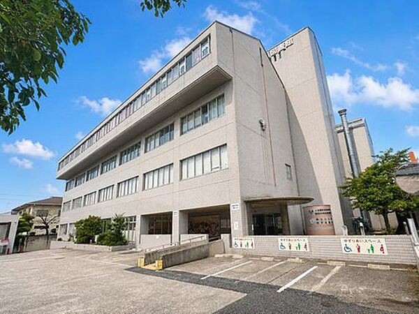 【堺市立西図書館】徒歩11分。健康・医療・料理・手芸関係の資料が多く収集されている図書館です。開館時間：火～金10:00～20:00/土日祝10:00～18:00。