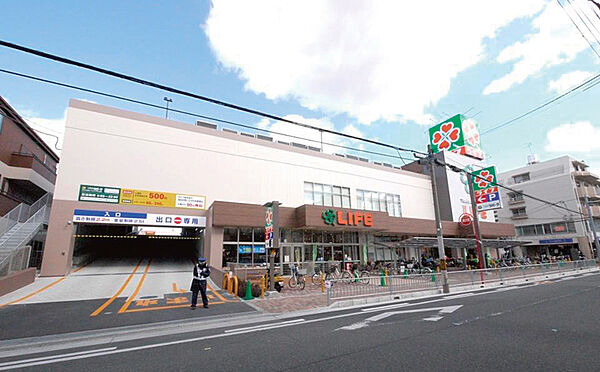 【ライフ高石店】徒歩8分。食料品のほか、日用品や衣料品など暮らしに関わる商品の取り扱いがあり、1箇所で必要なものを揃えやすいスーパーです。営業時間は9:00～21:00、50台分の駐車場有り。