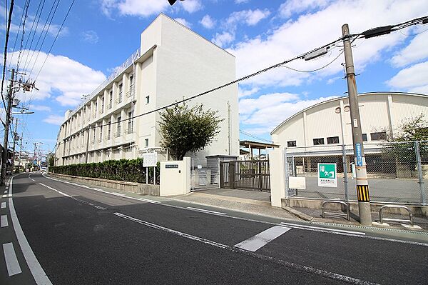【高石市立高石小学校】徒歩4分。1978年創立の歴史ある小学校です。「使える英語」の習得と、コミュニケーション能力の育成を図る外国語教育課程を低学年より取り入れています。