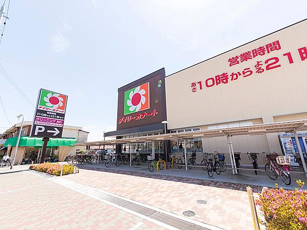 【デイリーカナート北助松店】徒歩10分。生鮮食品・加工食品など暮らしに関わる商品の取り扱いがあります。HPではイズミヤ×阪急オアシス共同レシピが掲載されています。営業時間は9:30～21:00です。