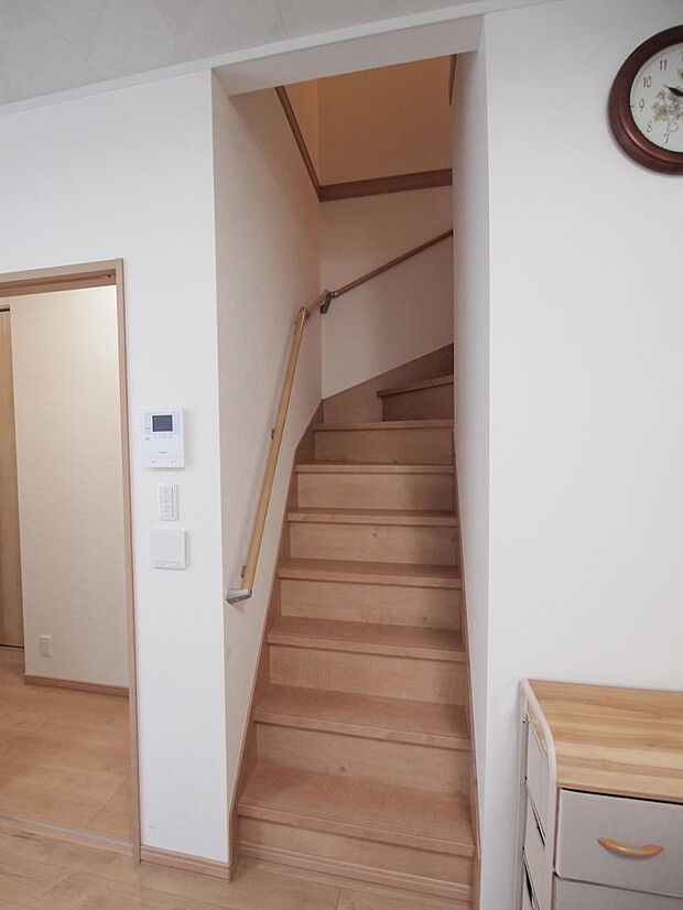 【LDK】ご家族が自然に集まるリビング階段仕様。2階の居室へはLDKを通るため、ご家族の外出時、帰宅時に挨拶を交わせます。