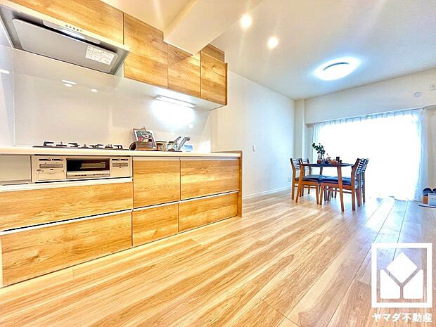 キッチンは空間を有効活用できる壁付けタイプ。