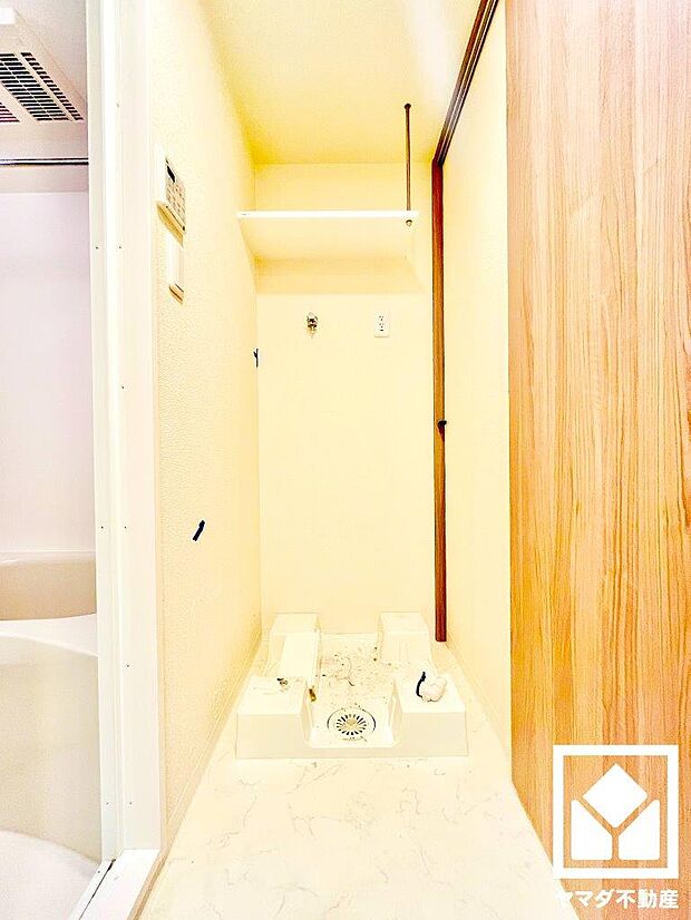 吊戸棚が設置されているので洗剤等の消耗品等をすっきり片付けることができます。