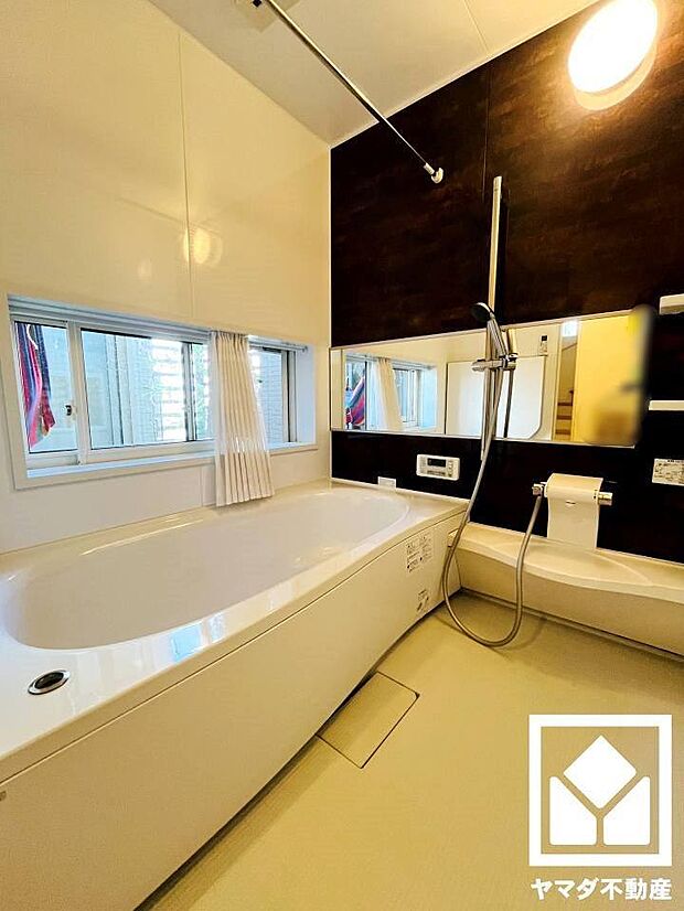【浴室】　浴室から中庭が見える開放的な浴室です。こもりがちな湿気もすぐ取り除くことができます。