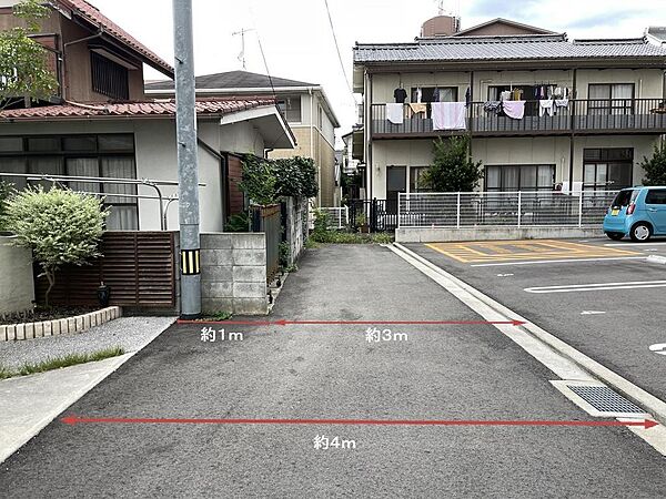 前面道路はアスファルト舗装されています。