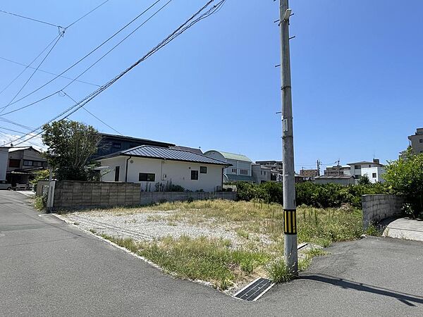 北東側から撮影。周囲は住宅街です。