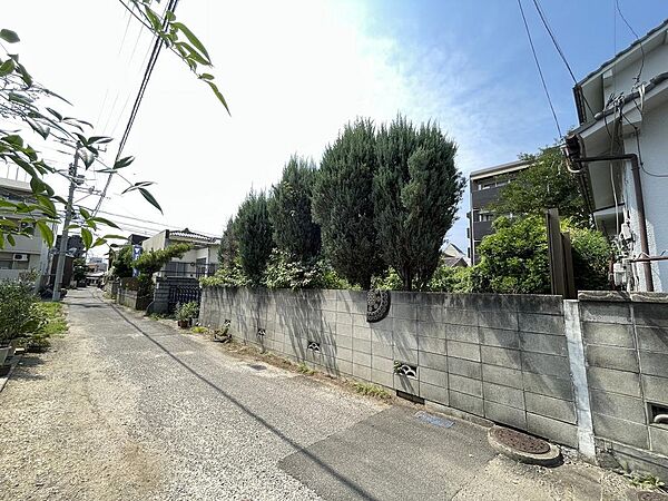 南側の前面道路の接道は間口が約28ｍと広く、日当り良好です。※セットバック必要。
