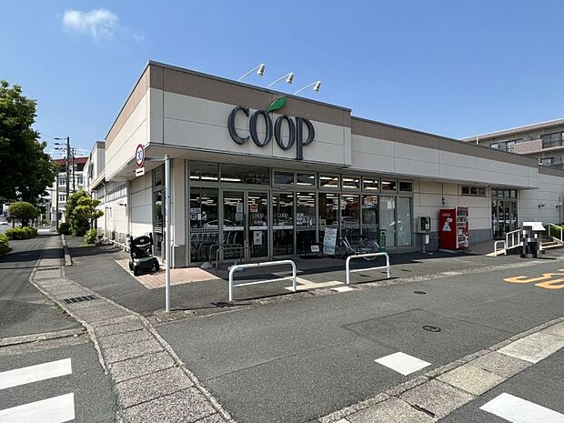 ユーコープ富塚店　650ｍ　徒歩約8分　営業時間9：00〜21：00　買い回りしやすい規模の生協スーパーです。