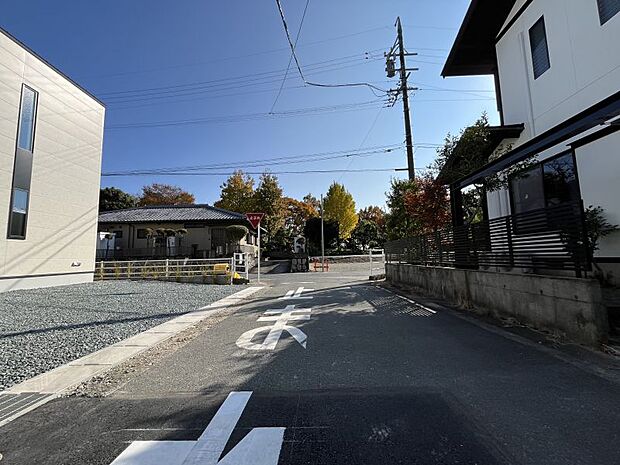 富塚西小学校まで徒歩約19分、バス停まで徒歩約6分とお子さまの通学も安心です♪