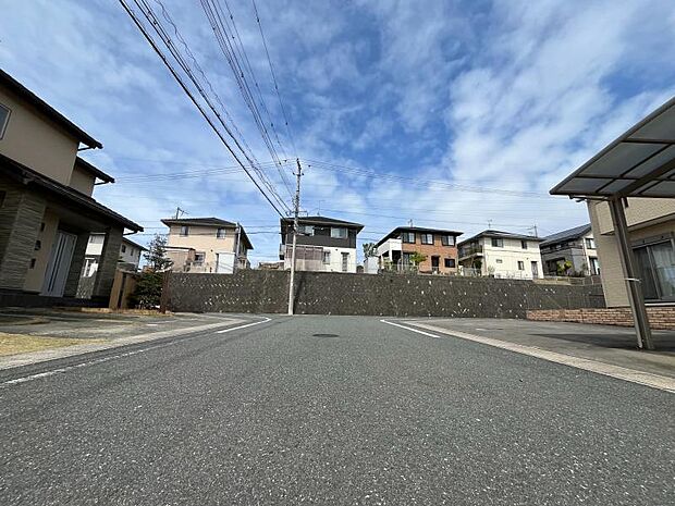 前面道路広々としているため駐車の苦手な方も安心です♪