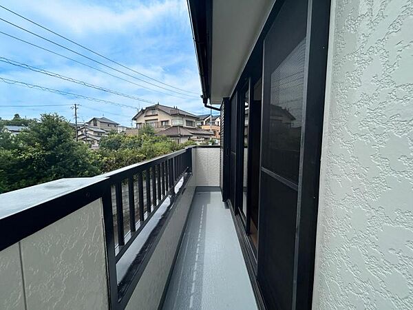 自然光がたっぷり差し込む窓付きの玄関！家に入った瞬間から心地よさを感じさせてくれます♪