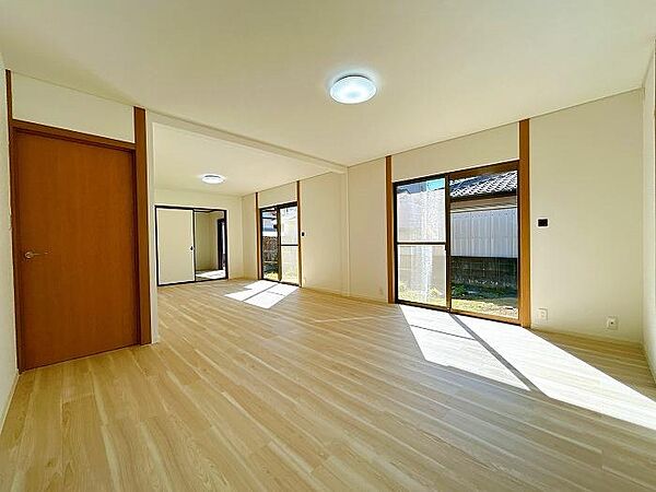 南向きに大きく開いた窓からは、明るい陽射しが射し込み、爽やかな風が吹き抜ける心地良いリビングです。