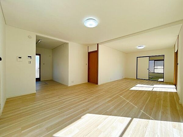 LDKと隣接した和室。和室は、リビングから目が届く場所なので、お子様の遊び部屋にもおすすめです。