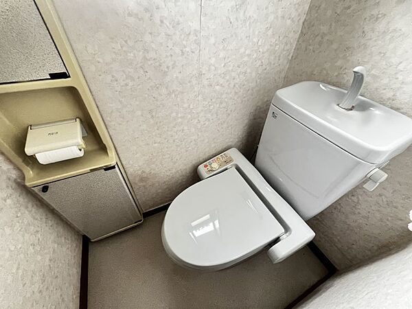 トイレには快適な温水洗浄便座付き！