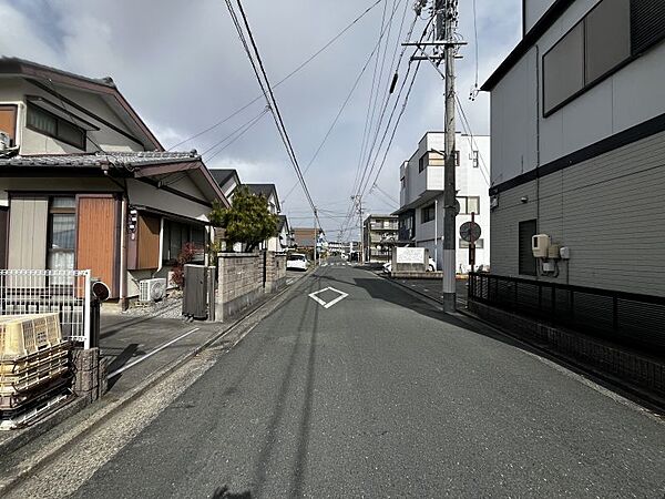 スーパーやコンビニ、ドラッグストアが揃い日常の買物に便利です！