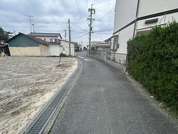 北東側公道幅員約3.0ｍ、間口約12.9ｍ。