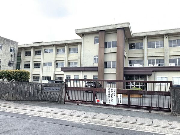 北浜南小学校　819m　徒歩約11分　学校教育目標「心豊かで　たくましい子」　校訓「至誠」