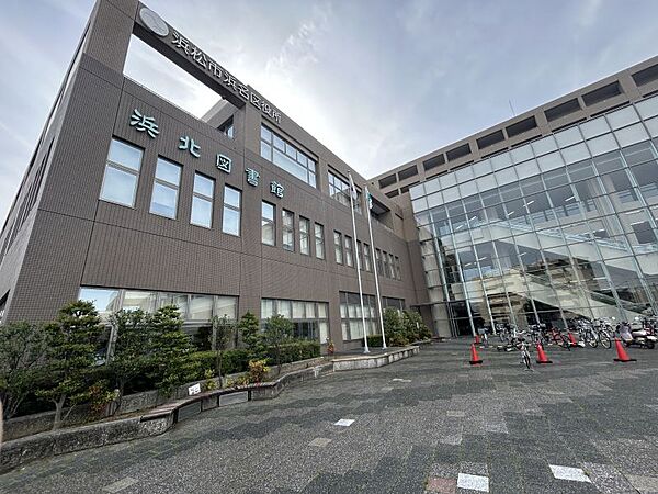 浜松市浜名区役所　683m　徒歩約9分　午前8時30分から午後5時15分まで
