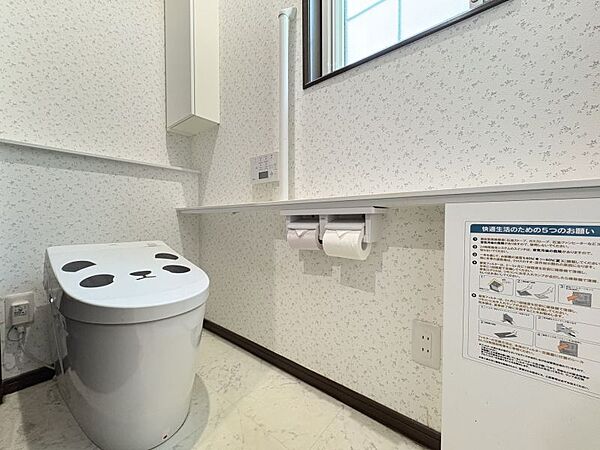 トイレには快適な温水洗浄便座付き