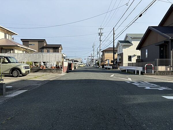 スーパーやコンビニが近く生活しやすい住環境です。