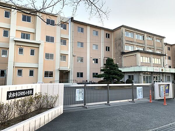 初生小学校まで　1529m　徒歩約20分●学校教育目標「夢と知恵をもち　共に生きる子」　笑顔にあふれ　安心して学び　明日また来たくなる学校を目指します。