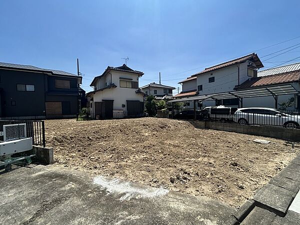 前面道路の幅員は広く駐車の苦手も方でも停めやすいです