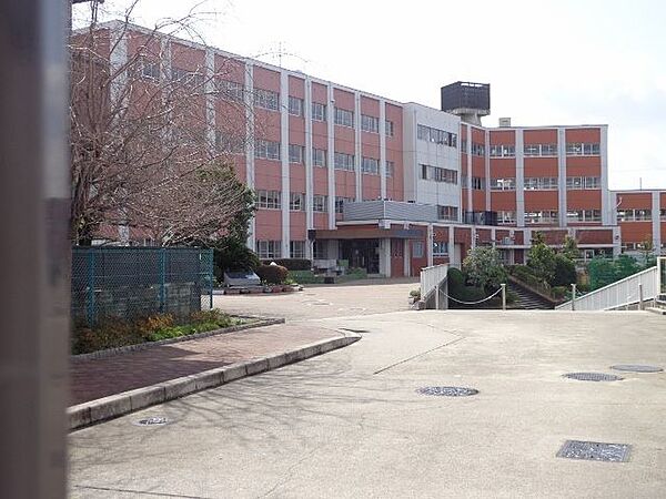 徒歩約35分（約2737ｍ）　校訓「『強く　やさしく　ひたむきに』－未来に花咲く種となれー」　
