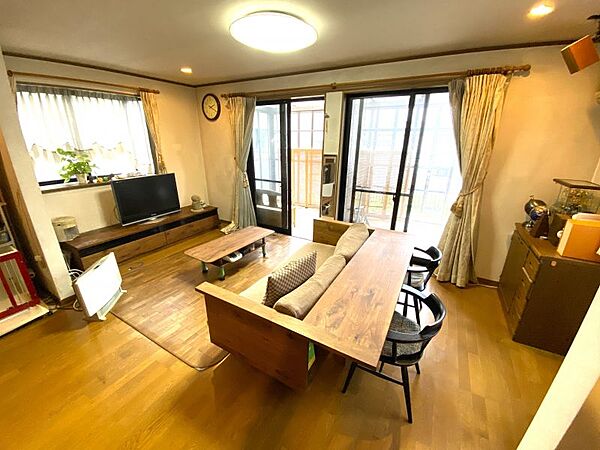 広々空間で家族団らんのひとときを
